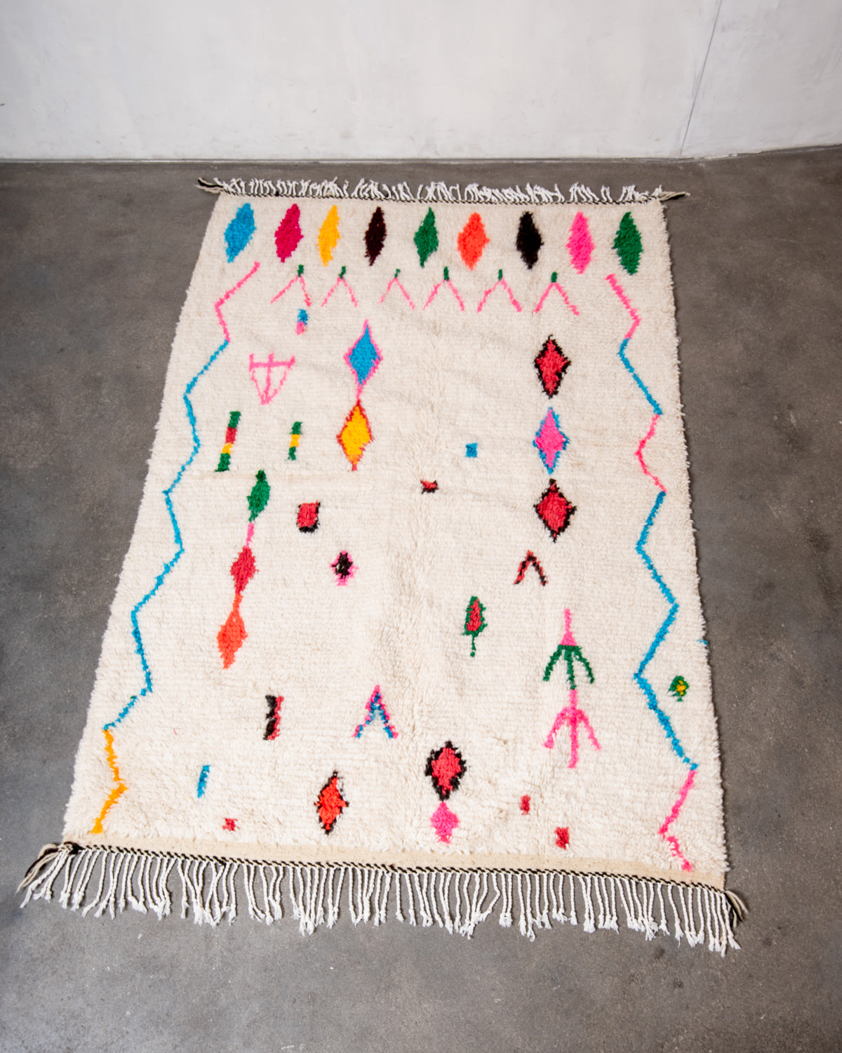 Modern designer handcrafted Berber rug from Morocco. Azilal rug with beautiful colors and patterns. Made of sheep’s wool and colourful cotton.
